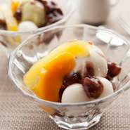 『焙じ茶ゼリーパフェ』は、当店の名物の香ばしい焙じ茶ゼリーを使ったパフェ、あっさりしたパフェです