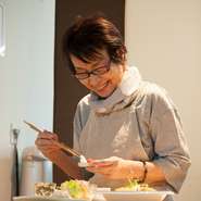 料理に手間暇かけるのは、お客さまを喜ばせたり、わくわくさせたいから。お客さまが喜んでくれれば、自分もうれしい。そんな心と心のキャッチボールを大切にしています。
