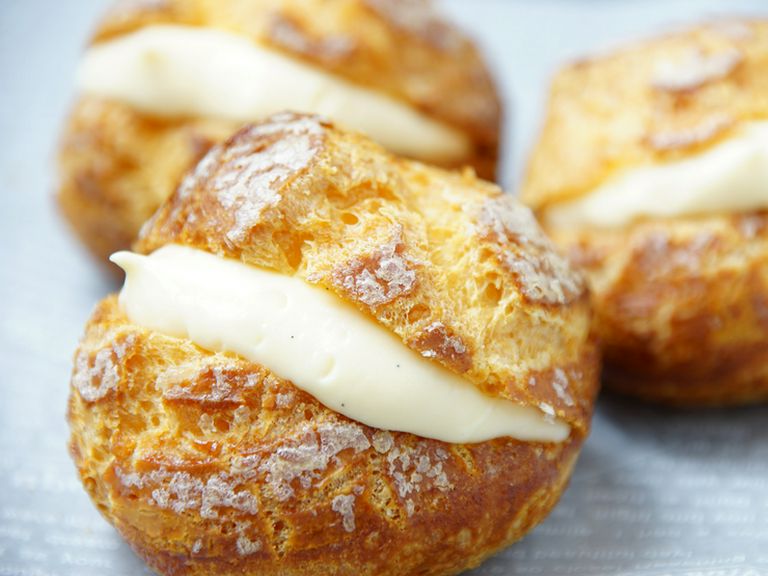 サクサクの皮に2種類のクリームがたっぷり詰まった『シュークリーム』