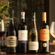 赤・白ワインが５種類ずつ、スパークリングワインも取り揃えています。イタリアワイン、フランスワインなど、月替わりのワインも、グラスで気軽に楽しめます。料理に合うワインも、お好みに応じて相談できます。