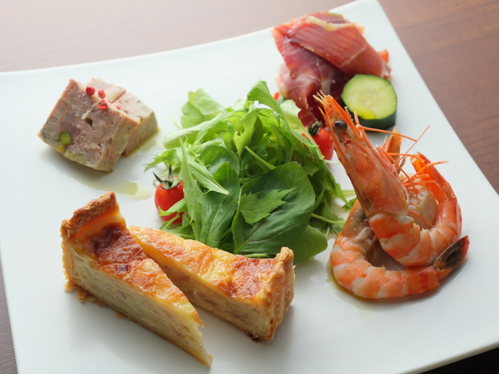 日替わりの『前菜盛り合わせ』　兵庫県産「三田ポーク」、神戸漁港直送の魚介類、地元の野菜やキノコを使用