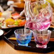 地元の銘柄を中心に、日本酒も多数そろっています。店主自らが一つ一つ吟味を重ね、料理との相性を考えながら厳選。注がれるグラスもまた、日本酒の透明感をより美しく魅せてくれます。