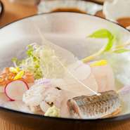 地元の名産である「タコ」は、修業先でもあった【人丸花壇】で素材の大切さを学びました。瀬戸内の魚介類は旬を彩る大切な食材。ここでしか出会うことができないメニューをご堪能ください。
