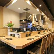 駅からも近いので、会社帰りにフラッと立ち寄っての「軽く一杯」や「ちょい呑み」にも最適です。オープンキッチンで目の前に炭台もあるので、焼き鳥が出来上がる「音」や「香り」も楽しめます。