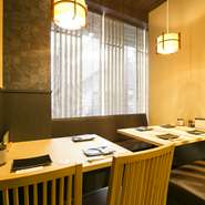 お店に入ってすぐにあるテーブル席は、会社の大切な取引先様との接待といったビジネスシーンにも理想的です。絶品料理と豊富に取り揃えたお酒に舌鼓を打ちながら、実のある有意義な時間が流れます。
