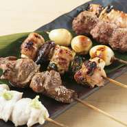 「伊達鶏」をはじめとしたこだわりの鶏肉を使用しています。備長炭を使って高温で香ばしく仕上げた品々が並びます。
