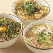 『そぼろ丼』、『とりそば』、『親子丼』など充実したラインナップです。美味を囲んで、「明日への活力」が湧き出ます。