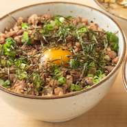 自家製の焼き鳥ダレで煮込んだ「鶏そぼろ」がたっぷり乗った一杯です。うずらの卵がアクセントになって、まろやかな風味に。