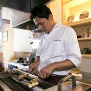 お客様の空気を大切にしています。お料理を持っていくタイミングやお皿を下げる時は気を配っています。「また来たい」、「美味しかった」と思ってもらえるような「おもてなし」を心がけています。