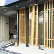 【炭火焼鳥　榊】は駅からも近く、気軽に入れる雰囲気のお店です。職場の同僚を誘い合わせての「飲み会」や気心が知れ合った友人との「女子会」、カップルのデートなどシーンを選びません。