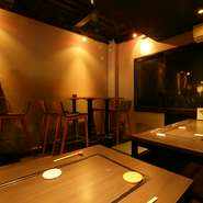 優しい色合いの照明に広くゆったりとした席。落ち着いた隠れ家的な雰囲気の中でお酒や食事を堪能できるお店。日本酒などお酒の種類も多いので１人飲みの夜にもオススメです。