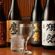 香りも楽しんでほしいという思いから、日本酒をワイングラスで提供。手間をかけてつくられた、絶品料理の豊かな旨みが、全国の銘酒の味わいをよりいっそう際立出せてくれます。