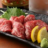 熊本から届く、素材のおいしさにおどろき。サシが美しく、新鮮な味わいは格別で、一度食べたらとりこになります。