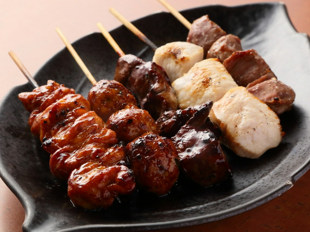 一本一本手刺し、丁寧に焼き上げる絶品『やきとり五種盛り合わせ』