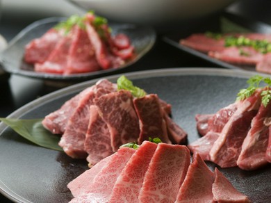 全てのお席に無煙ロースターを採用！お値打ち価格の焼肉で女子会