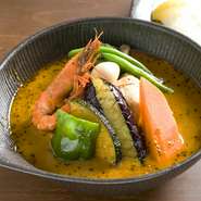 濃厚なコクと旨みが女性に大人気のスープカレーlavi。
オシャレな雰囲気の店内で、お食事とやすらぎを満喫してください。
