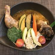 食材：レッグ・アボカド・イモ・人参・カボチャ・ブロッコリー・ナス・オクラ・ミニトマト・マイタケ・キャベツ・キヌア・カカオニブ

※季節により、食材の内容を変更している場合がございます。
