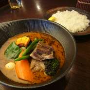 食材：エゾシカ角煮・レッドムーン・にんじん・ピーマン・かぼちゃ・ブロッコリー・いんげん・なす・うずら・キャベツ