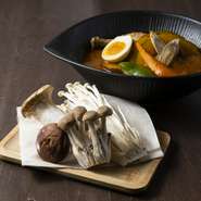 ル・トロワの、秋のおすすめはコレ！美味しいものがなんでも見つかる！

『秋の贈りもの きのこ盛り合わせトッピング』
秋の味覚と言えばきのこ。数種類のきのこをセットにした、きのこのトッピングはいかが？お好きなカレーにプラスして、きのこの風味を楽しんで。

250円