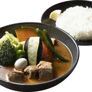 ル・トロワでおもいっきり夏を楽しもう。
暑さに負けない涼しくなれるグルメもたくさん！

『角煮to野菜カレー』
夏バテ予防と言えば、ビタミンB群が豊富な豚肉。人気の「角煮to野菜カレー」なら、ビタミンB群に加えて、野菜からもさまざまなビタミンを補えます。他にも豚肉を使ったカレーをそろえていますので、カレーで元気に夏を過ごしましょう！
1,485円