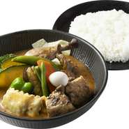 【いいね！グルメ】
『laviスペシャル』
チキンレッグや豚角煮、ラビオリに、ニンジン、ピーマン、インゲン、カボチャなど具材たっぷりの「laviスペシャル」は、豪華でボリューム満点。しっかり食べてパワーをチャージしよう。
1,760円

【もう1品】
『セットドリンク』
スープカレーを注文のお客様は、ソフトドリンクが220円。プレーンラッシーもOKです。
220円