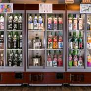 日本酒は温度管理がとても重要なので、保存をするための冷蔵庫にもこだわりがあります。細かな温度管理でデリケートな日本酒を守り、品質を保ちます。『日本酒生樽サーバー』も冷蔵庫内でしっかりと管理をします。