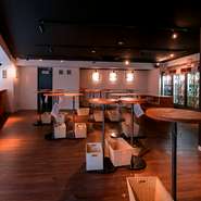 約100種類ほどの日本酒を時間無制限で飲むことができます。セルフスタイルなので好きな種類の日本酒を自分のペースでゆっりと楽しめます。日々商品が入れ替わっていて、その日にしか飲めない日本酒もあります。