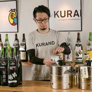 店内にある日本酒は、スタッフがすべてテイスティングを行っています。さまざまなタイプの日本酒が選べるように、味わいの違いをしっかりと吟味しています。スタッフの中には、以前は蔵元で働いていた人も。