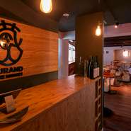 ウッディにまとめられた内観は、とてもお洒落でリラックスできる空間にまとめられています。スタンディングでお酒を飲むスタイルですが居心地のよさから女性のお客様も多く、年齢層も幅広いのが特徴的です。