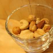 おつまみの定番。ミックスナッツです。一皿200円から。