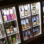 蔵元で酒造りを行っていた商品開発スタッフが厳選した、全国各地の日本酒が100種類飲み比べ可能。