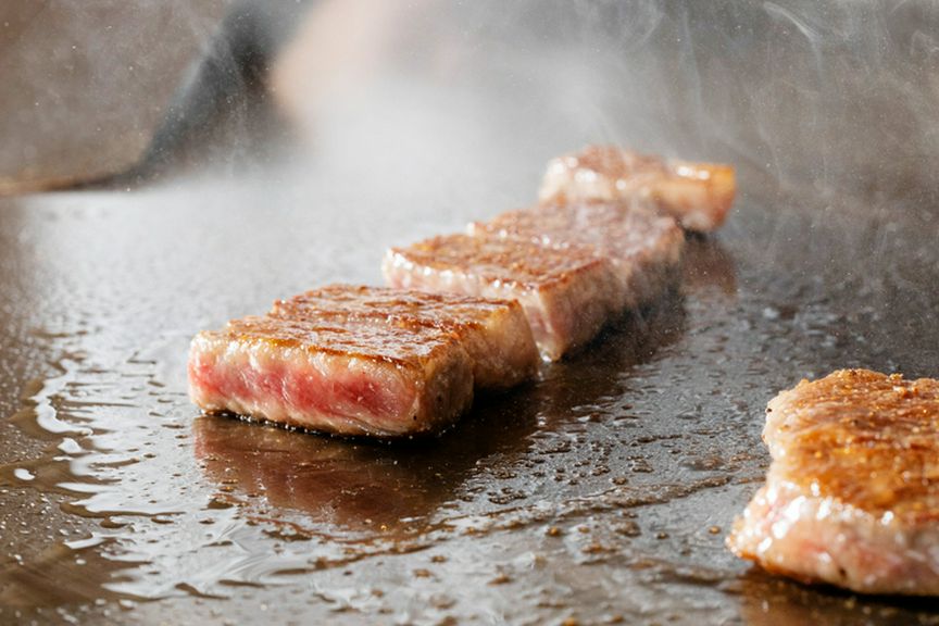 三宮の駅近くにありながらビルの2階でゆっくりとくつろげます。