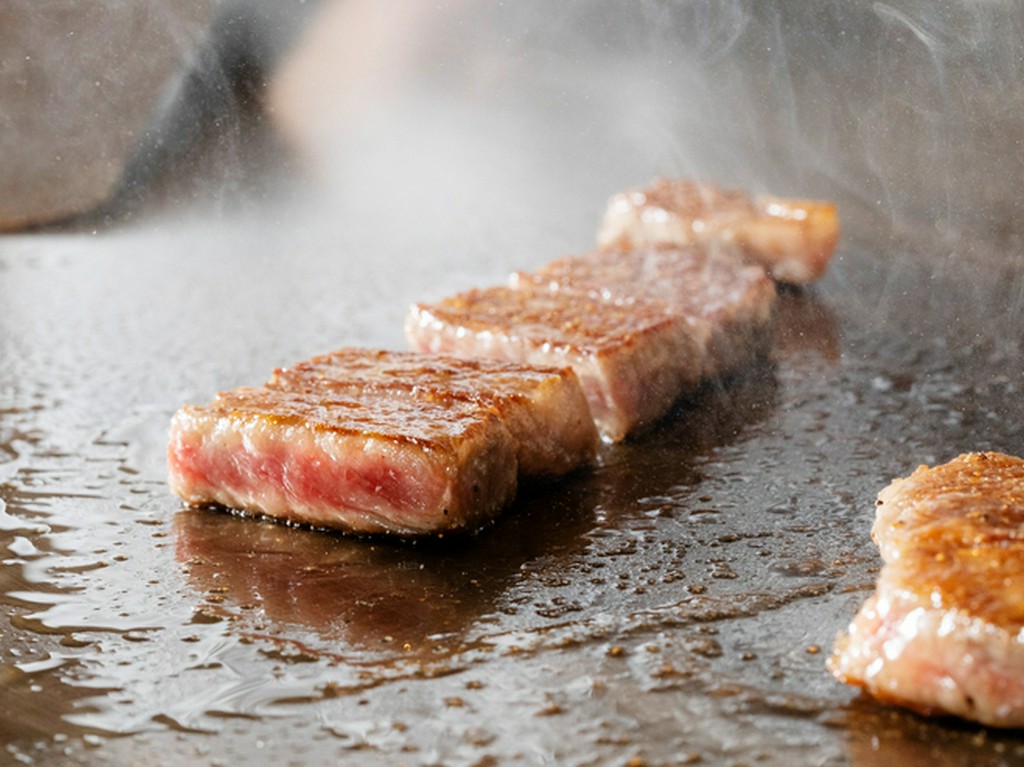 三宮の駅近くにありながらビルの２階でゆっくりとくつろげます。