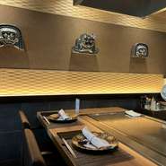 臨場感のある鉄板前のカウンター席は当店7席だけです。
あとは個室テーブル席のご用意