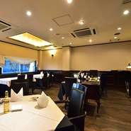 店内は最大で25名まで利用可能。結婚式の二次会や同窓会など、少人数の各種パーティーにおすすめです。飲み放題付きのパーティープランもあり、幹事さんも安心して利用できます。
