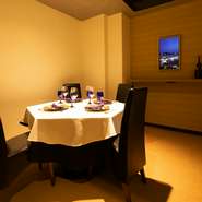 完全に仕切られた個室があるので、接待などのビジネスシーンでの利用や家族の食事会でも利用しやすくなっています。少人数のサプライズ誕生日パーティーなどにもぴったり。早めの予約がおすすめです。