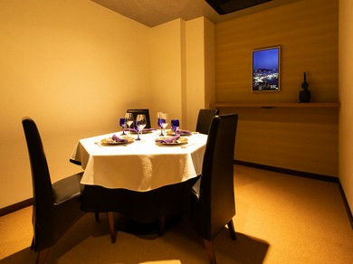 6名用完全個室完備。接待や会食、少人数のパーティーにも