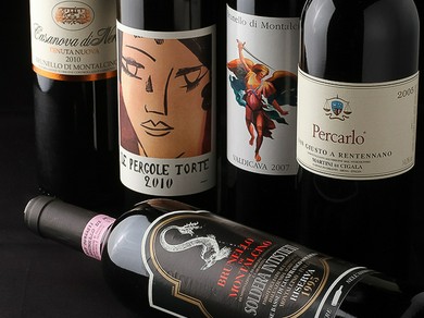 鉄板焼ステーキにあわせて選ぶ300種類に及ぶ各国のワイン