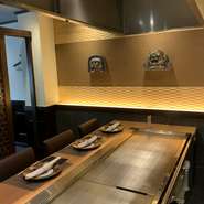 鉄板前カウンター席は7席ご用意ございます。
グラスワインも豊富なので、お一人様でもゆっくりと楽しめます。