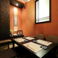 落ち着いた中にもモダンな雰囲気のある個室。心づくしの料理ともてなしで少人数の食事会や接待におすすめです。事前予約なら、飲みたいお酒や料理内容の相談にも応じてくれます。