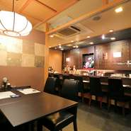 久屋大通駅から徒歩2分、栄町駅からも徒歩5分と便利のよい隠れ家的なお店。店内は、ゆっくり過ごせる居心地のよさがあります。カウンター席はお一人様やお二人連れに。商談や会食、ファミリーの記念日なら個室へ。