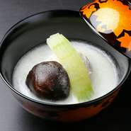 料理に使う食材選びも、お客様へのおもてなしの一環だと考えています。食材だけでなく、調味料やお酒とともに、より質の高いものを求め、選りすぐっています。お客様からの食材などへの質問にも快く応じてくれます。