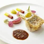 シェフ自らが産地に足を運び、何度も試食して選んだ日本の食材も多数登場。甘鯛やヒラメなど、ヨーロッパとは異なる個性を持つ国産魚介が、シェフの手で至高のフランス料理に昇華されます。