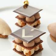 最後を飾るデセールももちろん、コースというひとつの料理を構成する大切な要素。全体の流れを考え、目にも美しい一皿に仕立てます。