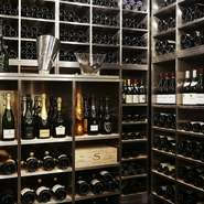 ワインリストには、名だたる銘醸ワインが並びます。収蔵数も膨大なため、料理との相性、味の好みを伝えてソムリエに依頼するのもおすすめです。なおリストには、数々の日本酒の名も並んでいます。