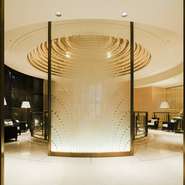 エントランスを抜けるとそこは、重厚感と透明感、明るさと落ち着きが共存する空間。さらに9メートルの吹き抜けが開放感までも加え、心地よいひとときを演出しています。