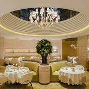 インテリアは世界各地の5つ星ホテルなどを手がける巨匠ピエール＝イヴ・ロション氏によるもの。カメリアがあしらわれた絨毯、ゴールドとシルバーの装飾などが、エレガントな雰囲気を醸しだします。