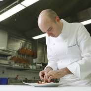 コース全体を楽しんで頂くための工夫をいつも考えています。冷前菜がフレッシュなら、次はブイヨンの風味、魚はスチーム、肉はローストなど。変化と強弱をつけることで、コースは驚きに彩られます。