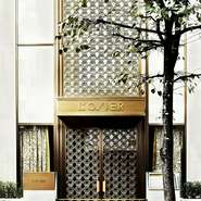 銀座・並木通りでもひときわ目を引く重厚な構えが、店の上質さを物語ります。ブロンズでできたゲートには、同店のアイコンでもあるカメリアのモチーフが刻まれています。