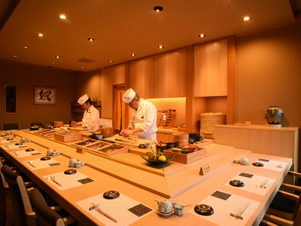 4度の改装を重ね現在に至る、美しき青森ヒバのカウンター